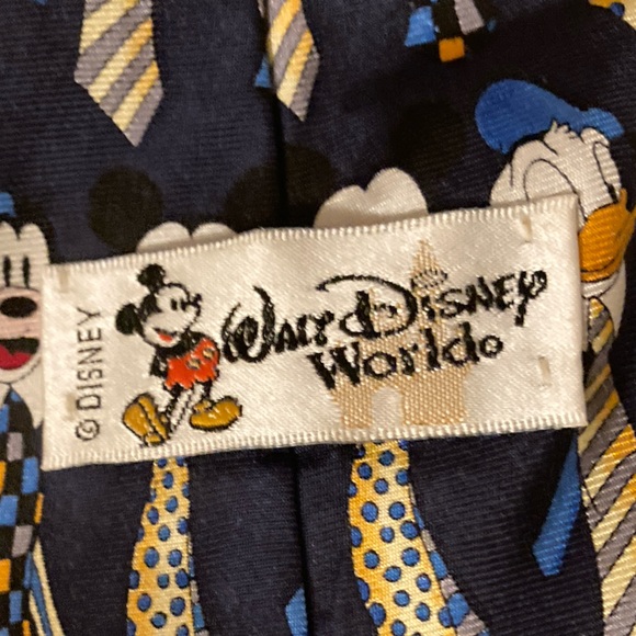 Men’s Mickey Mouse and Friends silk tie, like new from Disney World - Picture 4 of 5
